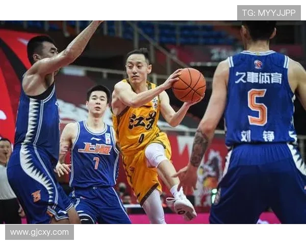 深入分析上海篮球队战术布局与比赛策略的全景探讨 深入分析上海篮球队战术布局与比赛策略的全景探讨