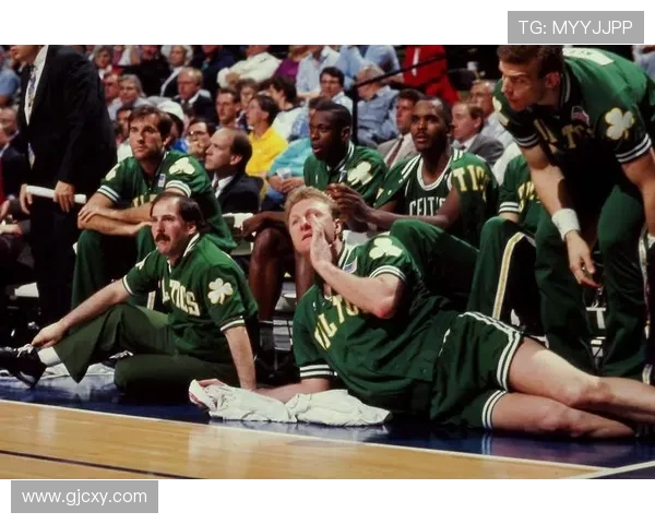 伯德与坏孩子军团的对决传奇:篮球场上的荣耀与挑战 伯德与坏孩子军团的对决传奇:篮球场上的荣耀与挑战