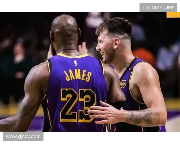 热火与湖人激战1211精彩回顾双方球员表现亮眼引发球迷热议 热火与湖人激战1211精彩回顾双方球员表现亮眼引发球迷热议