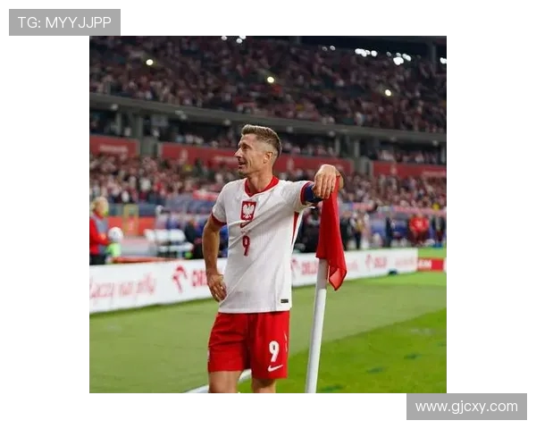 莱万状态火热欧冠赛场10场斩获12球领跑射手榜前景光明 莱万状态火热欧冠赛场10场斩获12球领跑射手榜前景光明