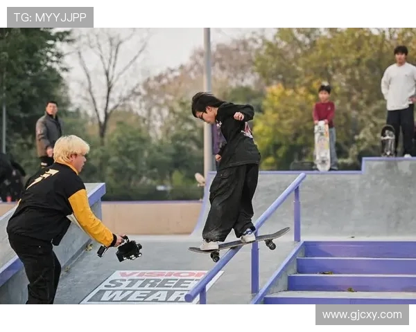 重庆滑板队在世界滑板锦标赛中的默契配合与精彩表现分析